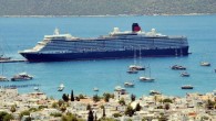 294 metre uzunluğundaki ‘Queen Elizabeth’, 1900 yolcusu ve 1000 personeli ile Bodrum’a geldi. Atina’dan sabah saatlerinde ilçeye gelen Bodrum Gemi Yanaşma İskelesi’ne demirlemeyen 14 katlı dev yolcu gemisinden inen çoğu İngiliz turist, esnafın yüzünü güldürdü. Turistlerin bazıları Bodrum çarşısında alışveriş yaptı, […]
