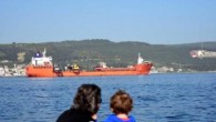 Çanakkale Boğazı’ndan güvertesinde iki ayrı gemiyi taşıyarak geçiş yapan gemiyi vatandaşlar meraklı gözlerle izledi. Hollanda’dan Rusya’ya gitmek üzere Ege Denizi’nden Çanakkale Boğazı’na giriş yapan 180 metre uzunluğundaki ‘Swift’ adlı gemi, görenleri şaşkına çevirdi. GÖRENLER MERAKLA İZLEDİ Gemi taşıma özelliğine sahip […]