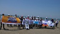 Hatay’ın Dörtyol ilçesinde, Akdeniz’e kıyısı bulunan 21 ülkede eş zamanlı yapılan “Akdeniz’i Temizleyelim-Clean Up The Med” kampanyasının Türkiye ayağı kapsamında dalgıçlar denizde, öğrenciler ise sahilde temizlik çalışmasına katıldı. İtalyan Çevre Koruma Örgütü Legambiente öncülüğünde, Akdeniz’deki kirliliğe dikkati çekmek amacıyla her […]